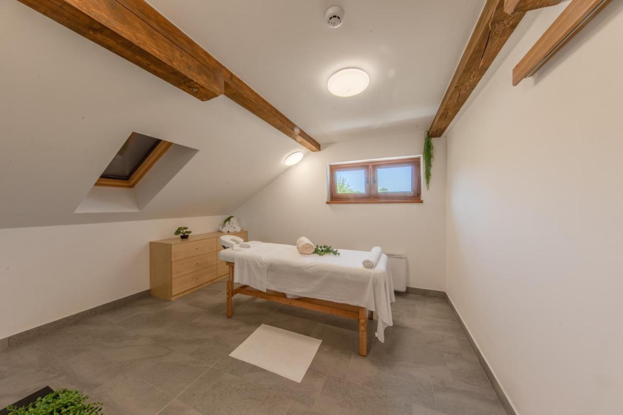 Otocki Virovi Vandrarhem Otok  Exteriör bild